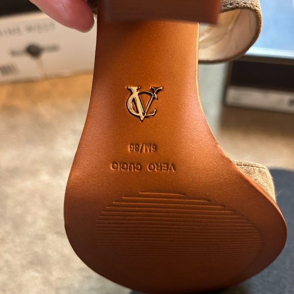 NIB Vince Camuto Signature tan suede sandals, gold hardware, size 6 - Picture 2 of 8